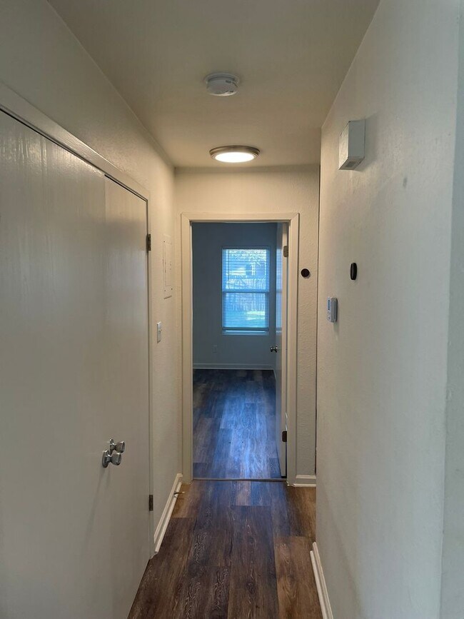 Building Photo - Fagelman Properties #11 (8801 Pineridge Dr)