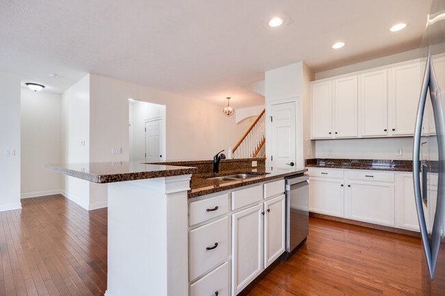 Building Photo - 208 Pointe Oakwood Way