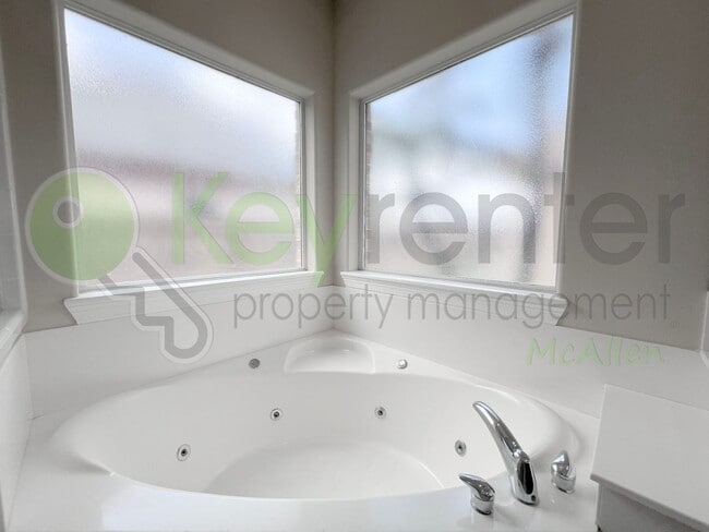 Building Photo - Gorgeous 4b/4.5bath house in McAllen