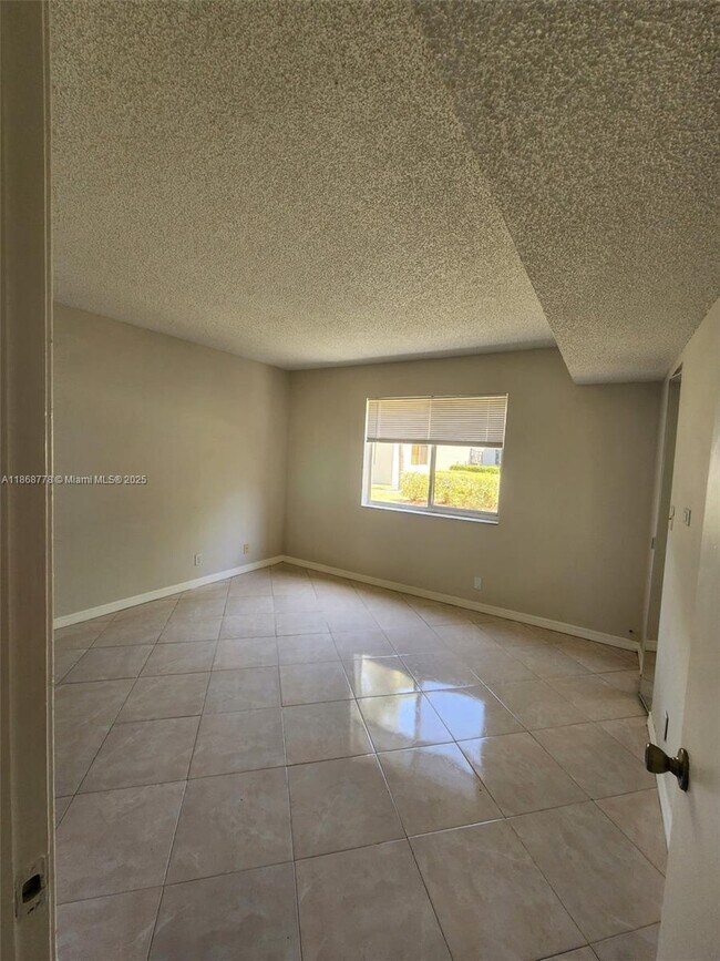 Building Photo - 300 Gardens Dr