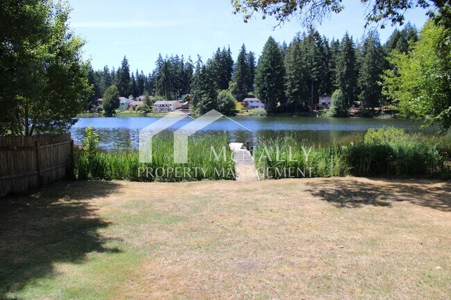 Building Photo - Lakefront Living in Lakebay