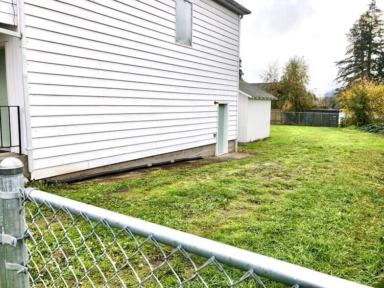 Parking on side of house! - 105 W 2nd St Lower