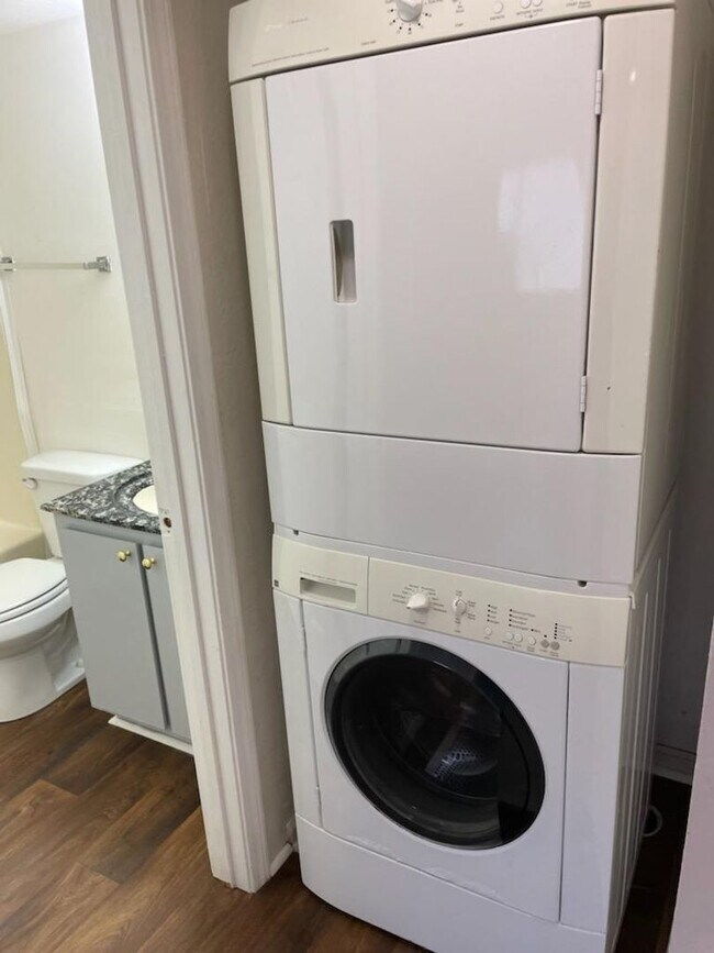 Building Photo - UPDATED CONDOMINIUM MOVE IN READY