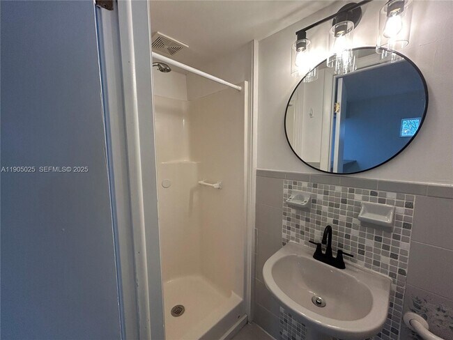 Building Photo - 3605 SW 17th St