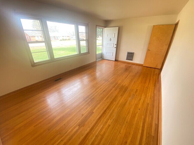 Building Photo - 404 Vosswood Dr