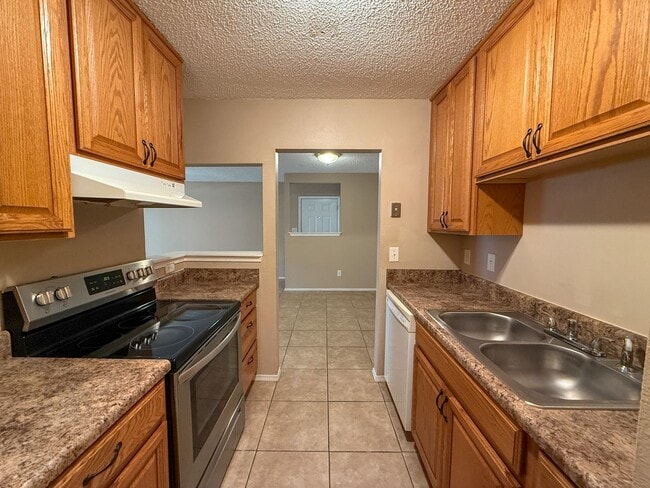 Building Photo - 2 Bedroom 1 Bath Unit for Rent - Water, Tr...