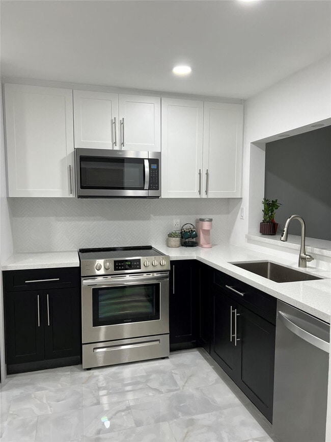 Building Photo - 3331 Carambola Cir S