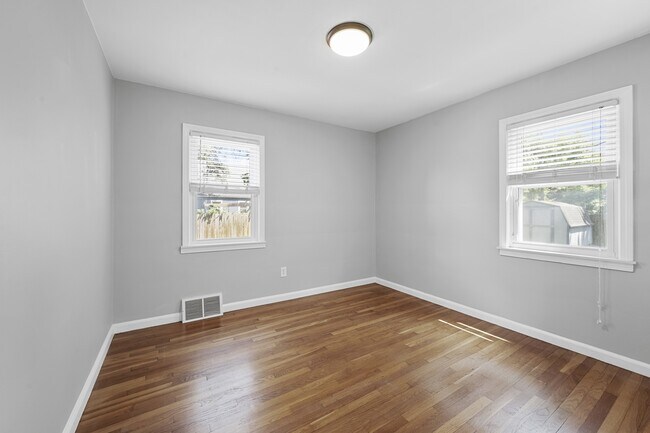 Building Photo - 2226 E Farnum Ave