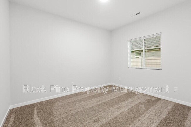 Building Photo - 895 N Aleppo Wy