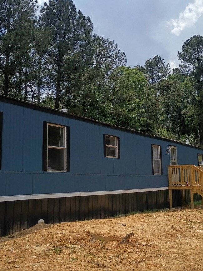 Building Photo - 685 Julia St