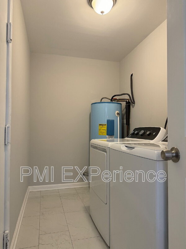 Building Photo - 9806 Ambler Ln