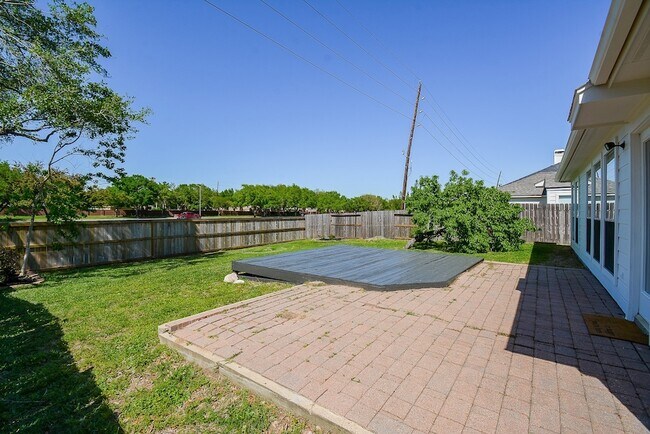 Building Photo - 3815 Summerfield Dr