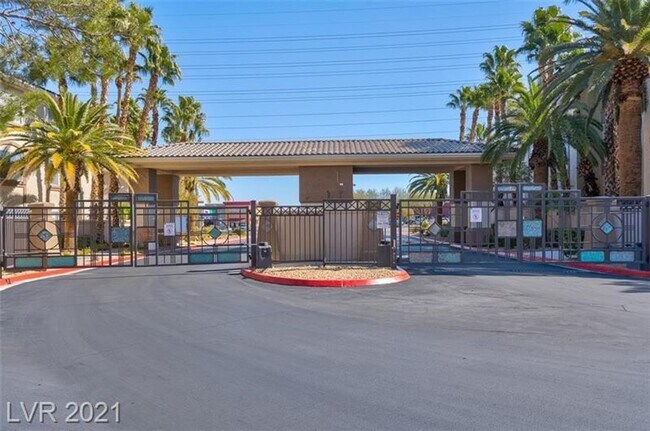 Building Photo - Resort-Style Living in the Gated Vistana C...