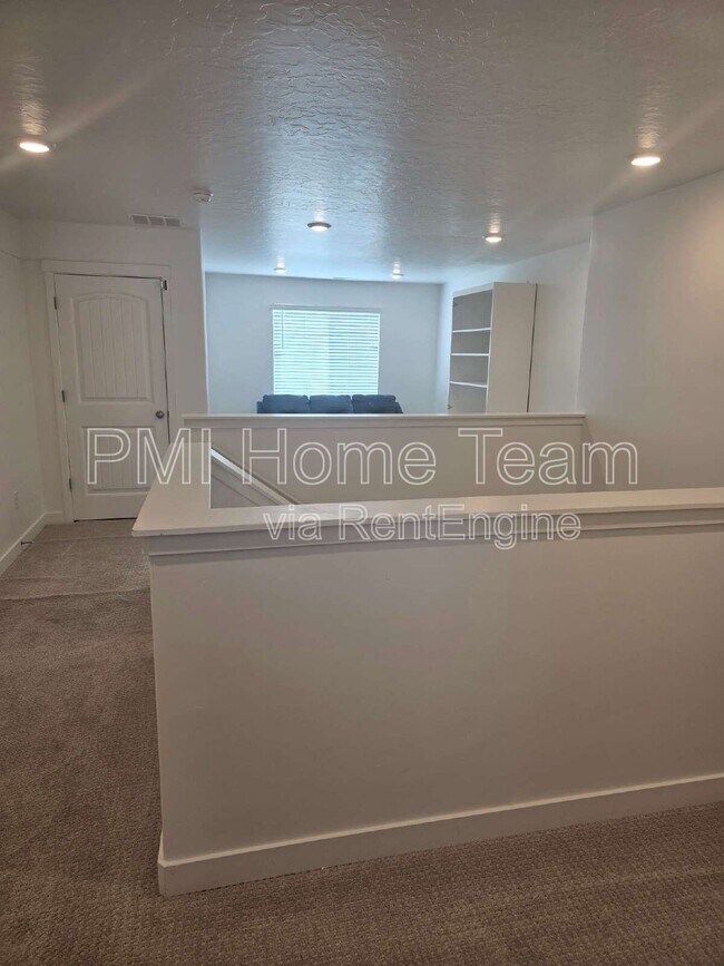 Building Photo - 831 4050 W