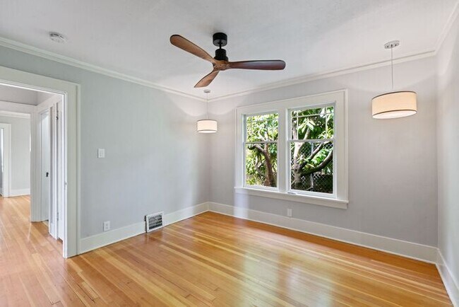 Building Photo - Charming AIR CONDITIONED Leschi Craftsman