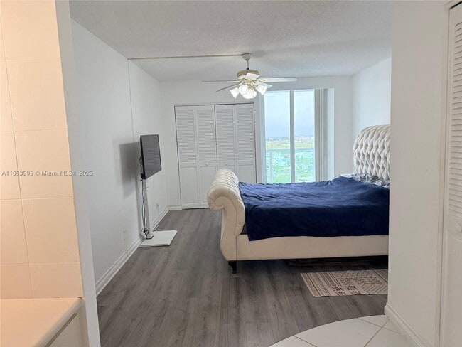 Building Photo - 100 Bayview Dr