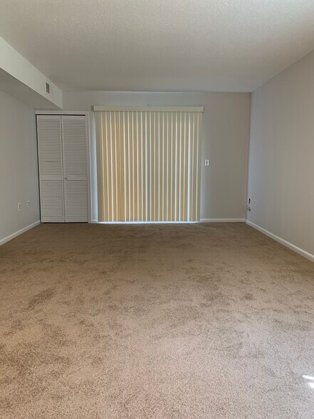 Living Room - 801 Twin Circle Dr
