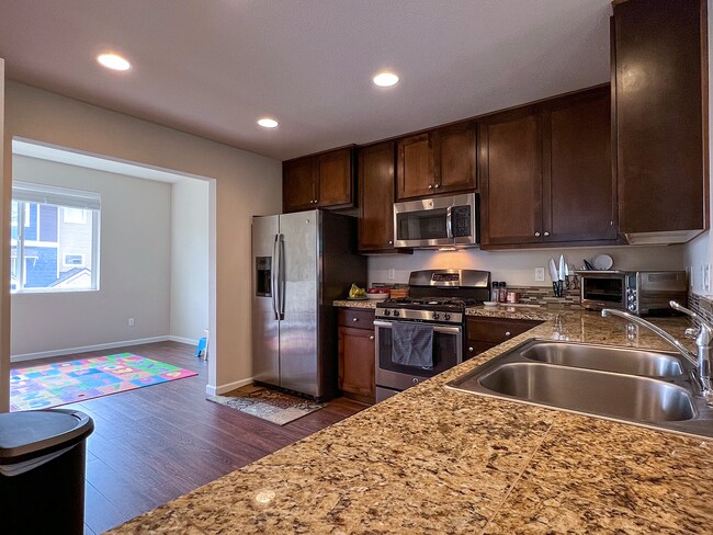 Building Photo - Great 3 Bedroom 2.5 Bathroom Townhouse End Unit!  2 Car Garage  + Washer & Dryer! Near Nike, Inte...