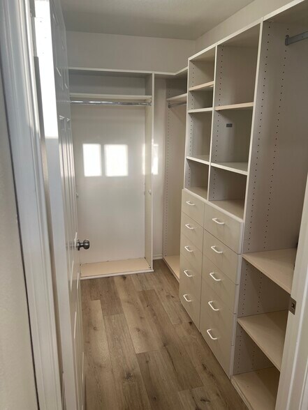 walkin closet - 128 California Ct