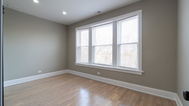 Building Photo - 5404 N Paulina St