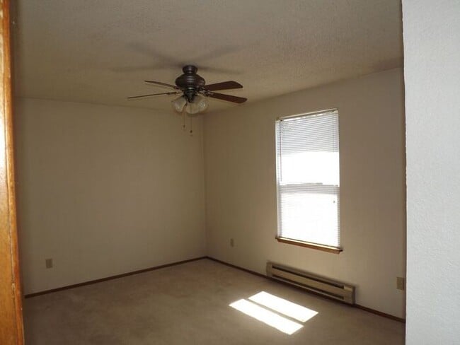 Building Photo - Nice 2 Bedroom Upper Unit In 4-PLex!