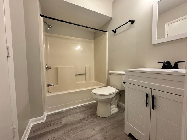 Building Photo - 1 Bedroom, 1 Bathroom Townhouse in High Point!