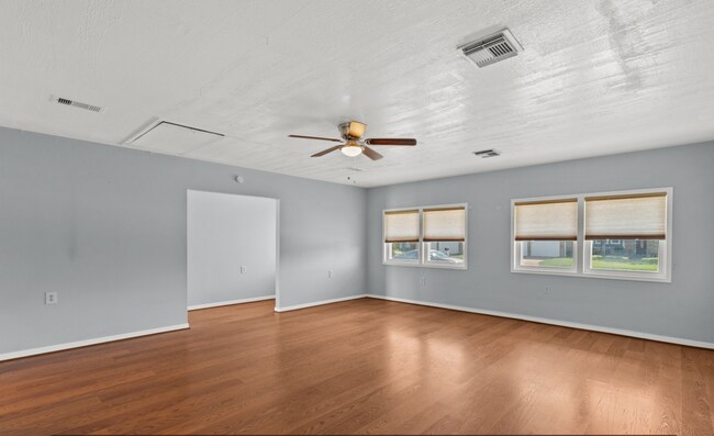 Building Photo - Great 3 Bedroom close to the Beach!