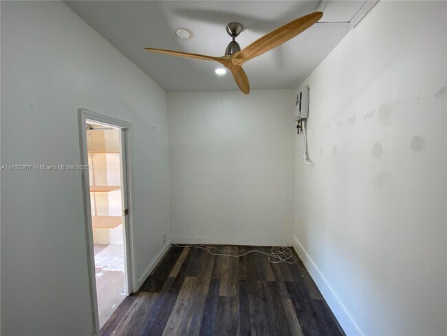 Building Photo - 343 NE 37th Terrace