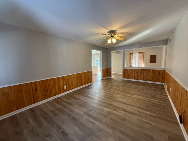 Building Photo - 719 Surrey Dr