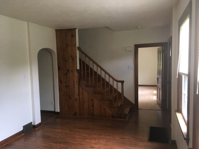 Building Photo - 160 Oakwood Rd