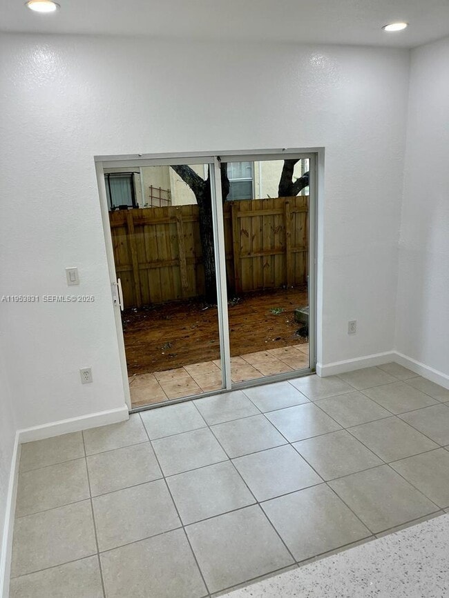 Building Photo - 1651 SE 28th Ct