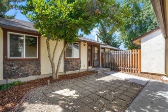 Building Photo - Prime SE Boise 3bd/2ba Townhome with 2-Car Garage