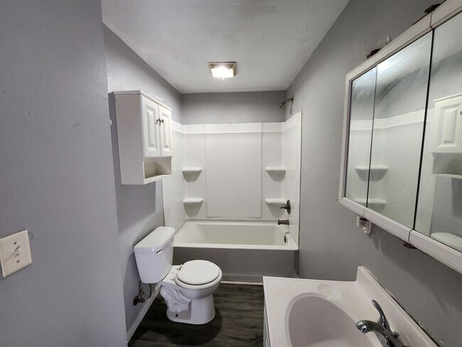 Building Photo - 4 bed 1 bath house