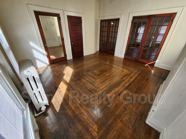 Building Photo - 514 1/2 S 5th Street