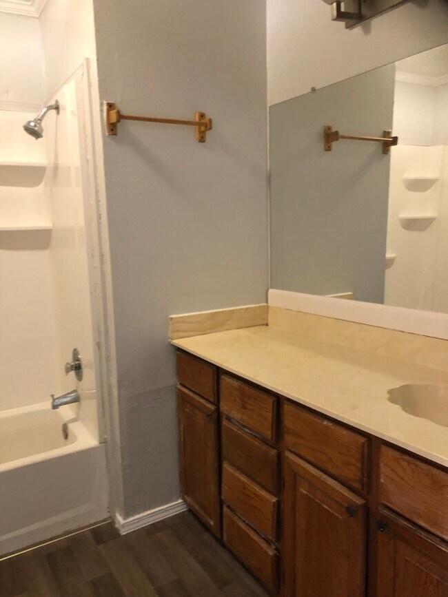 Building Photo - Large Duplex in a quiet cul-d-sac close to...