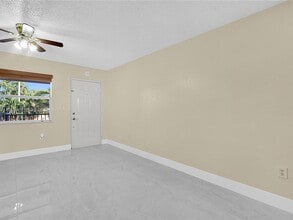 Building Photo - 2560 W 60th St