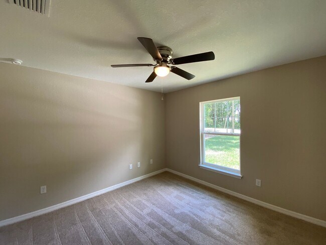 Building Photo - Custom Home - Desirable SE Ocala Neighborh...