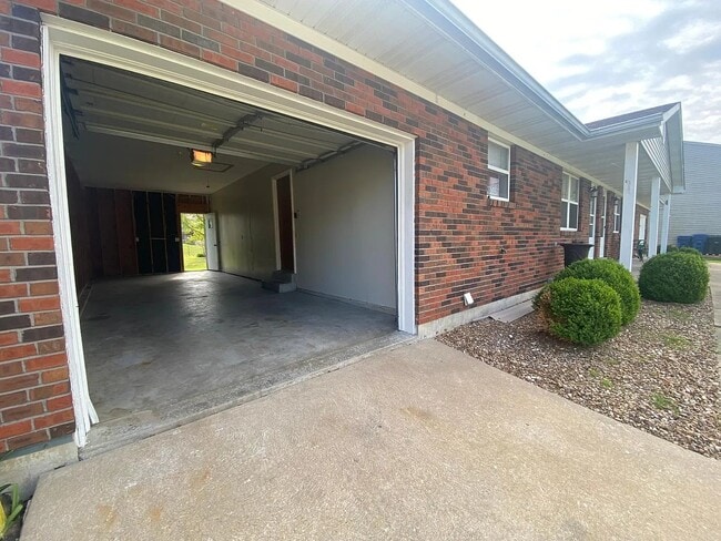 Building Photo - 608 Linda Ln