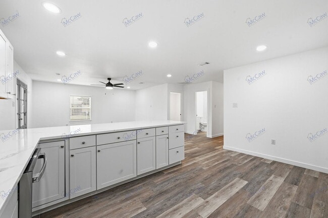 Building Photo - 5901 Farnsworth Ave