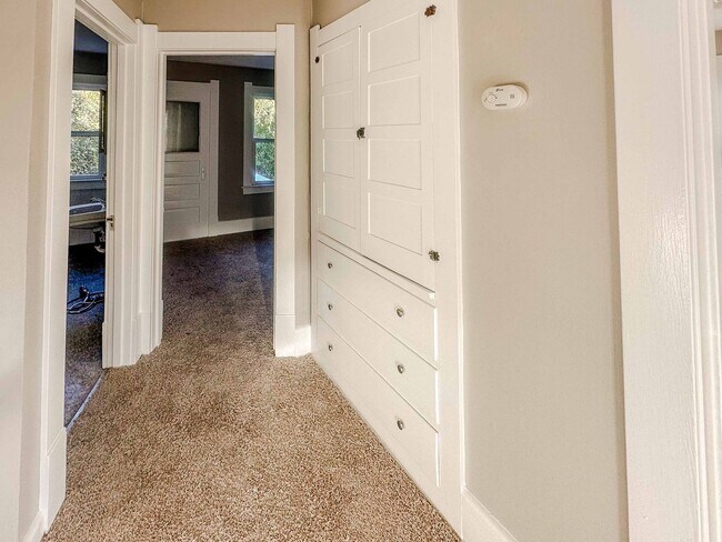 Building Photo - Very well maintained three bedroom house with tons of storage and two car garage