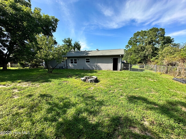 Building Photo - 4810 Kings Dr