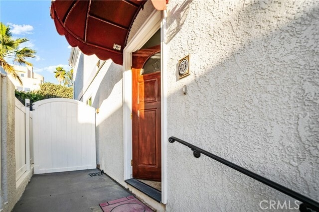 Building Photo - 714 N Juanita Ave