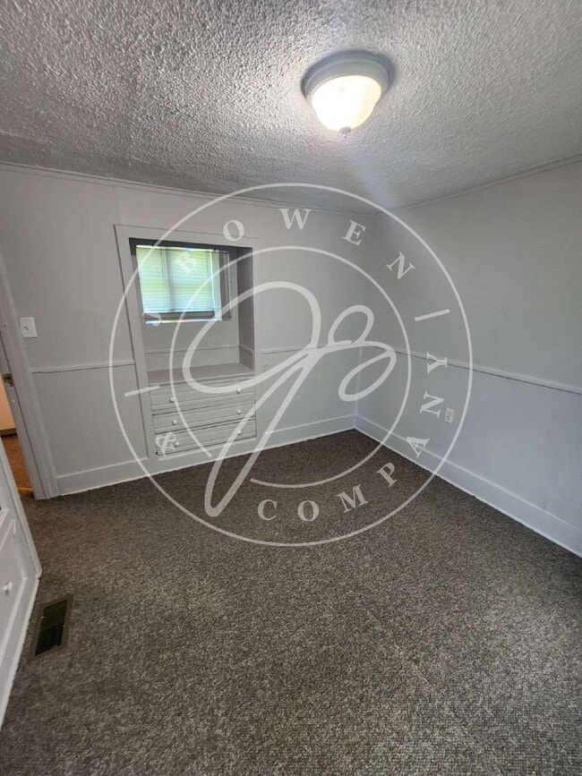 Building Photo - Charming 2-Bedroom Gem in Maumee!