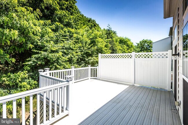 Building Photo - 684 Churchill Rd