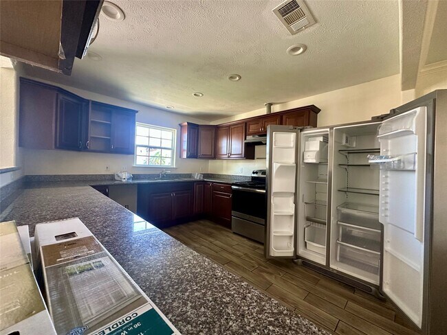 Building Photo - 3331 Longhorn Dr