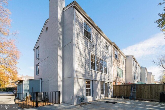 Building Photo - 4339 Cedarlake Ct