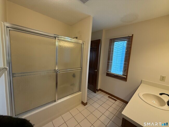 Building Photo - 504 Sandstone Dr