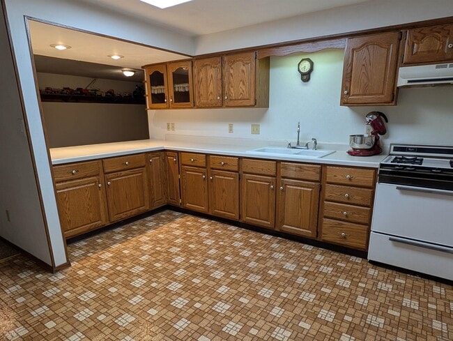 Building Photo - 204 Hickory Dr