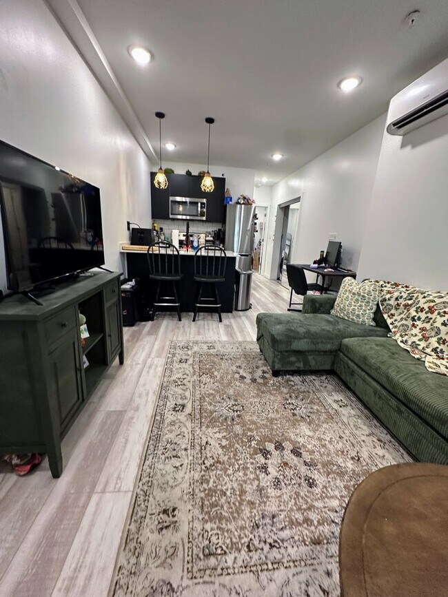 Building Photo - Private fenced yard! Modern, stylish & fully updated apartment!