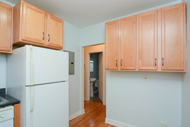 Building Photo - 2922 N Sacramento Ave